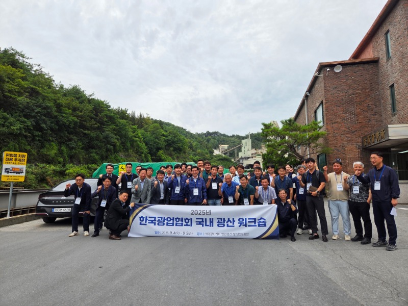 공장 견학 단체 사진 (1).jpg