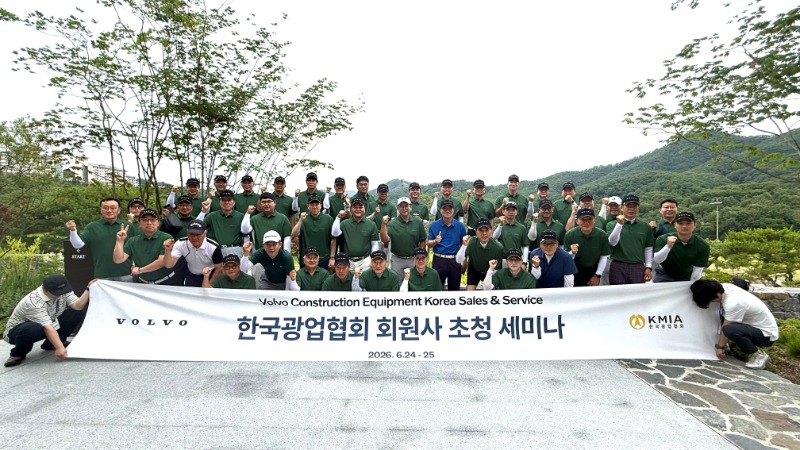 2일차 친선 골프 단체사진.jpeg